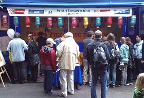 欧洲最大的户外科普展上,介绍法轮大法的展位备受欢迎