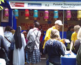 欧洲最大的户外科普展上,介绍法轮大法的展位备受欢迎