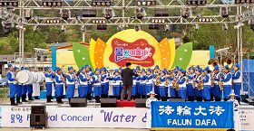 五月二十七日“物旺艺术节”上,天国乐团在物旺蓄水池特设舞台上演奏