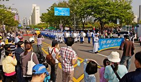 韩国五月五日儿童节当天,适逢富川第二十七届“博士谷(Boksagol)艺术节”,天国乐团应邀参加当天的艺术节庆典表演。
