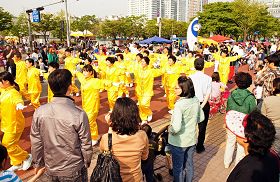 五月五日儿童节,韩国法轮功学员在博士谷艺术节庆典上演示功法