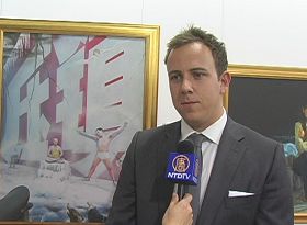 私人银行家詹姆斯‧皮尔森说,观看真善忍画展是一种经历。