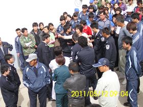 二零一一年五月十二日山东文登国保警察欲劫持厂长田世洪去洗脑班,遭到上百名工人和家属制止