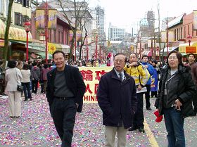 二零零七年法轮功学员在唐人街游行,亲共侨领站在前面阻挡。