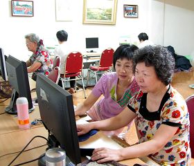 学员利用网络讲真相、劝三退保平安(图左一为陈月霞;左二为颜锦珠)