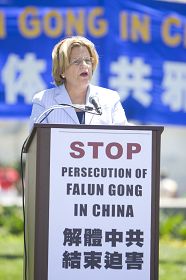 美国会众议院外交委员会主席萝斯-莱赫蒂宁说:“美国必须和法轮功以及所有受迫害的人们站在一起,这是我们的宪法责任,是我们的信条。”