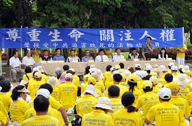 反迫害集会记者会现场:座位上的来宾有台中高分院庭长古金男(左一)、亚洲大学系主任邱太三(左四)、市议员李天生(左五)、中兴大学教授廖宜恩(左六)、勤益大学副教授张俊民(右四)。
