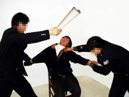 酷刑演示:把书卷成棒子,乱打头部