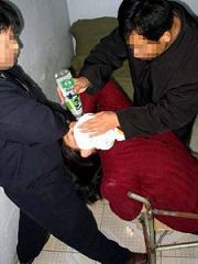 酷刑演示:往鼻子下面抹芥末