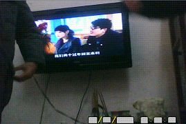 画面电视里说的是“我们两个过年回家来啊”,然而大法弟子李喜慧在此洗脑班已经被非法关押六年了,却不得回家