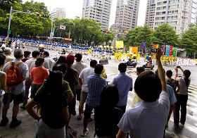 '二零一一年七月十七日午后,台湾北区法轮功学员举行“拯救善良停止迫害”大游行'