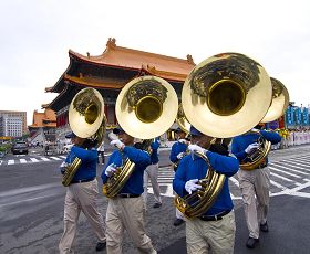 '二零一一年七月十七日下午三点半,“拯救善良停止迫害”大游行,从国父纪念馆出发,行经忠孝东路四段、忠孝东路三段、建国南路、仁爱路、金山南路、爱国东路、中山南路抵达自由广场,全程约五点七公里。'