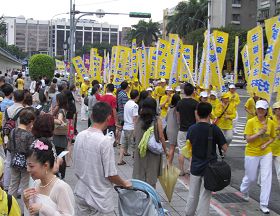 '游行队伍行至终点自由广场前,吸引许多游客(包括大陆、日本及欧洲的游客)及到广场休闲的台北市民'