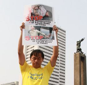 印尼举办“法轮功反迫害十二周年”活动,呼吁制止迫害。
