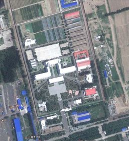 北京新安劳教所二零零一年关押女法轮功学员最多时达一千人,二零零二年三月新安全体女学员被搬迁至新建的北京女子劳教所。此处后改建为戒毒场所,仍叫新安劳教所。这是二零一零年的影像图: