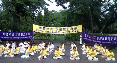 法轮功学员在曼谷是乐园举办活动,抗议中共迫害