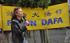 '大赦国际新西兰发言人玛格丽特·泰勒(Margaret Taylor)表示:“中共政府违反了国际人权条例,我们强烈要求中国政府立即释放被关押的法轮功学员。”'