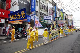 法轮功学员于高雄冈山区踩街,将法轮大法好的福音广传乡民