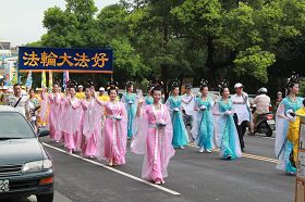 法轮功学员于高雄冈山区踩街,将法轮大法好的福音广传乡民