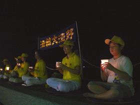 台东法轮功学员在知本河堤烛光静坐,悼念被中共迫害致死的法轮功修炼者。