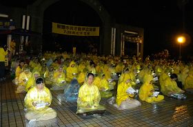 台南市约三百多名法轮功学员上周末冒着雨,于东宁公园以烛光和音乐,悼念在中国大陆遭受迫害的法轮功修炼者。