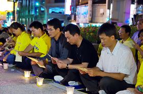 刘建国委员(左三)代理市长许根尉(左二)、江文登议员(左一)与学员并肩齐坐、悼念那些为坚持“真、善、忍”信仰而遭迫害致死的法轮功学员