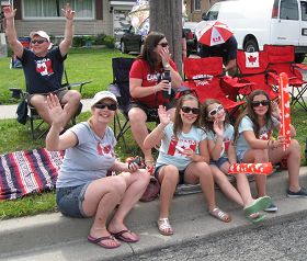 士嘉堡市观众莱斯利亚(左一)