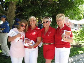 多纳(右二)和她的队友们喜欢天国乐团