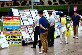 '二零一一年七月十六日,韩国八大市民团体与法轮功学员冒雨在首尔广场举行联合集会,谴责中共对法轮功长达十二年的人权迫害。图为集会现场一角。'