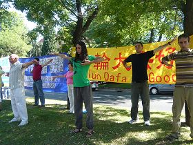 法轮功学员中使馆前讲真相,展示法轮功五套功法