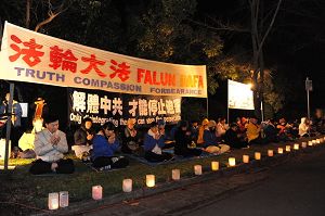 7月20日晚,墨尔本逾百名法轮功学员在中领馆前举行了烛光悼念活动,抗议中共迫害。