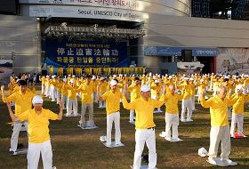 七月二十日,韩国首尔法轮功学员与市民团体在中共驻韩使馆前举行集会,图为法轮功学员演示功法。