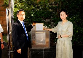 韩国法轮大法学会副会长李仟秀(右)和发言人、法学博士吴世烈,将抗议中共迫害的声明书投入中使馆信箱。