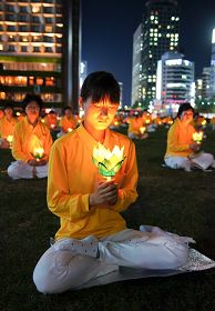二零一一年七月二十日晚,韩国法轮功学员在的首尔广场举行烛光悼念,告知世人迫害仍在持续中,需要善良人们的共同关注。