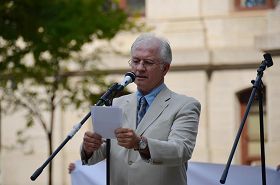 'Stamm先生在集会上发言。他引用马丁·路德·金的一句名言说:“历史将记录下这个社会转型时期的最大悲剧,它不是做恶者刺耳的叫嚣,而是善良人令人震惊的沉默。”'