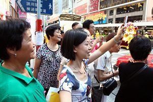 市民及游客纷纷拿起手机、相机,拍摄游行的盛况。