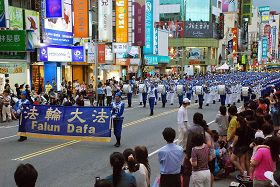 天国乐团庞大阵容为嘉义市民首见,天国乐团踩街所到之处万人空巷
