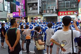 天国乐团游经嘉义市重要道路,挤满了人潮,争睹天国乐团盛大的演出