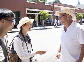 拉克斯波市居民亨特曼(右)表示他很赞同法轮功真、善、忍的原则