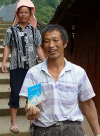 神韵光盘精美的画面,吸引村民传来传去的看。