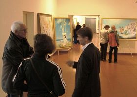 '古宫殿大厅里,人们欣赏真善忍美展,聆听法轮功真相'