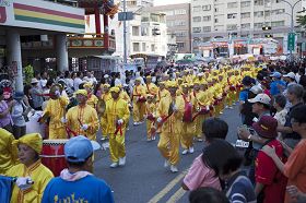 '由二十多个里联合主办的“欢喜建国百年,活络三民商圈”活动,法轮功团体由法轮大法腰鼓队引导,沿途数万群众观赏。'