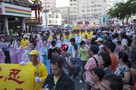 '亲切美丽的仙女们着淡蓝、粉红轻纱,手持莲花和真相材料,特别吸引人们的注意。'