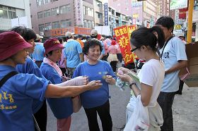 '法轮功队伍所到之处,路旁群众伸手要莲花、要真相材料。'