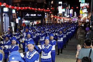 台湾法轮功学员组成的天国乐团,雄壮的军乐演出震撼现场民众