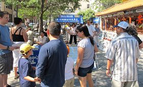 蒙特利尔唐人街中山公园里,民众关注一亿中国人三退的情况