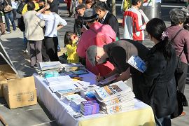 路人纷纷签名声援“三退”(退党、退团、退队)