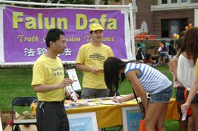 法轮功学员在伊利诺大学俄巴那-香槟分校(UIUC)新生入学活动日上,设立摊位,讲真相。