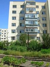 顶楼阳台及两侧房间均为潘本余的家,阳台右侧为潘本余的房间。楼后就是潘本余曾救人的铁道线。