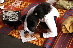 第四天学完功后,学生正在写心得体会